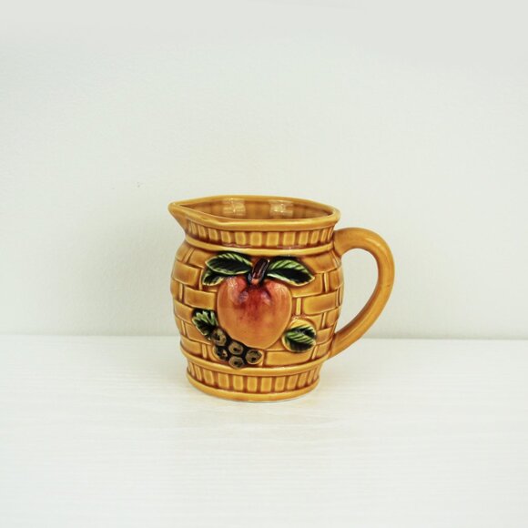 Vintage Measuring Cups, Mustard Brown Embossed with Fruit Motif, Made in Japan - Picture 2 of 11
